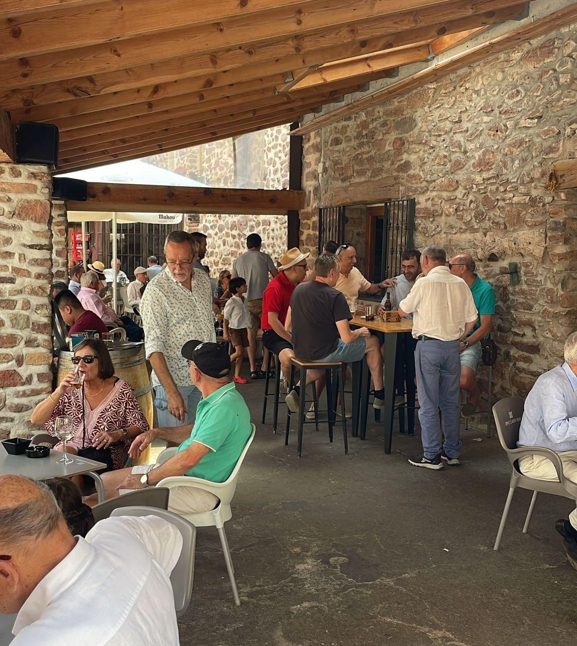 La terraza del bar de Viniegra de Abajo este domingo