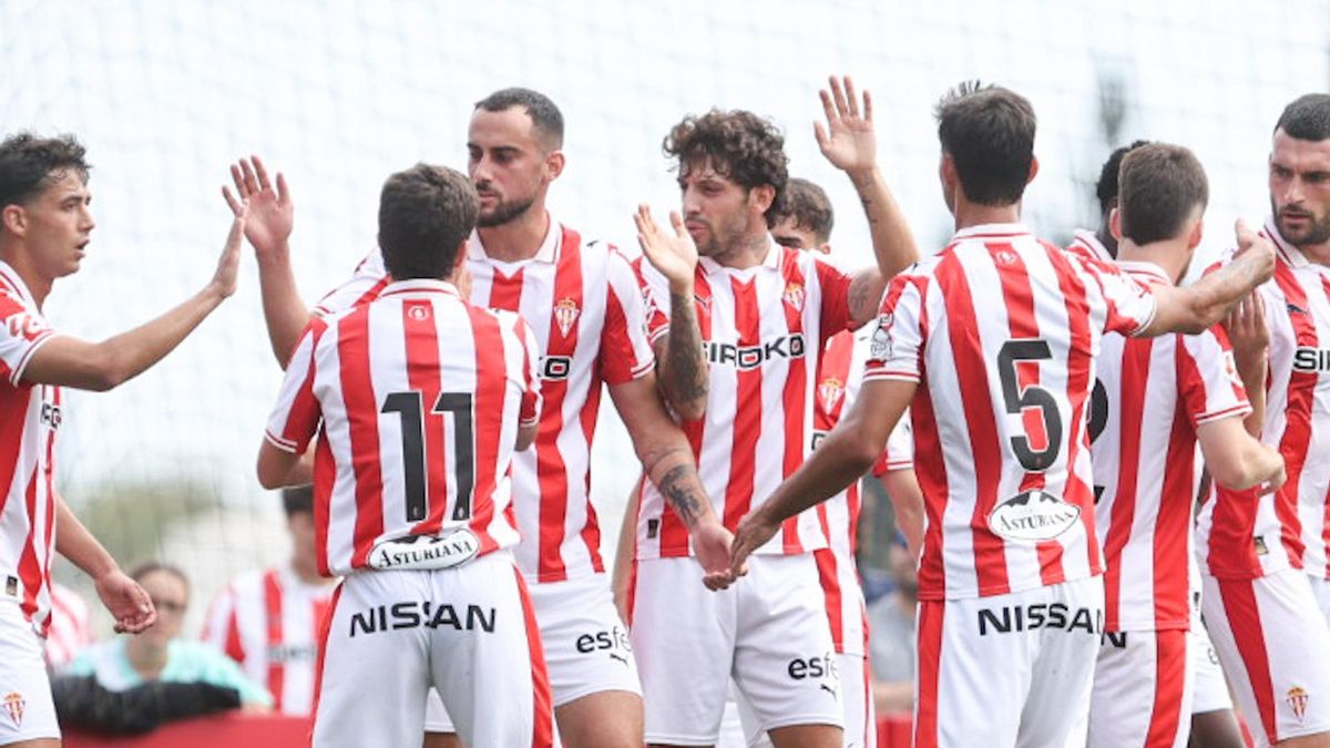 Jugadores del Real Sporting celebran un gol en pretemporada