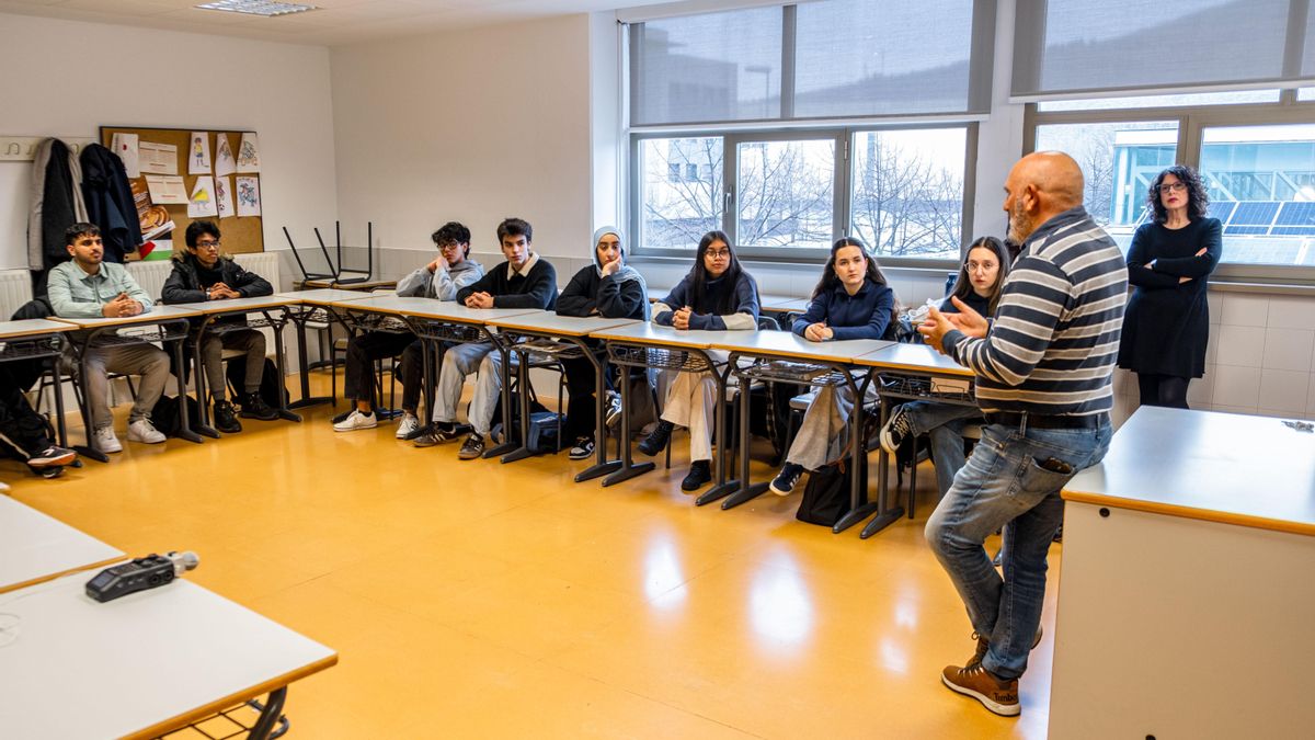 Chicos y chicas de Bachillerato del IES Comercio escuchan atentos las explicaciones de Antonio Sarabia, miembro de 'La Barranca'