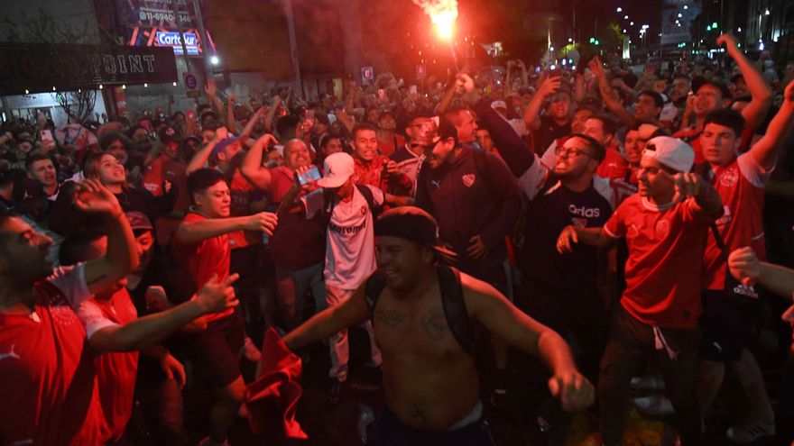 Hinchas de Independiente se convocaron frente a la sede del club y cantaron contra la dirigencia