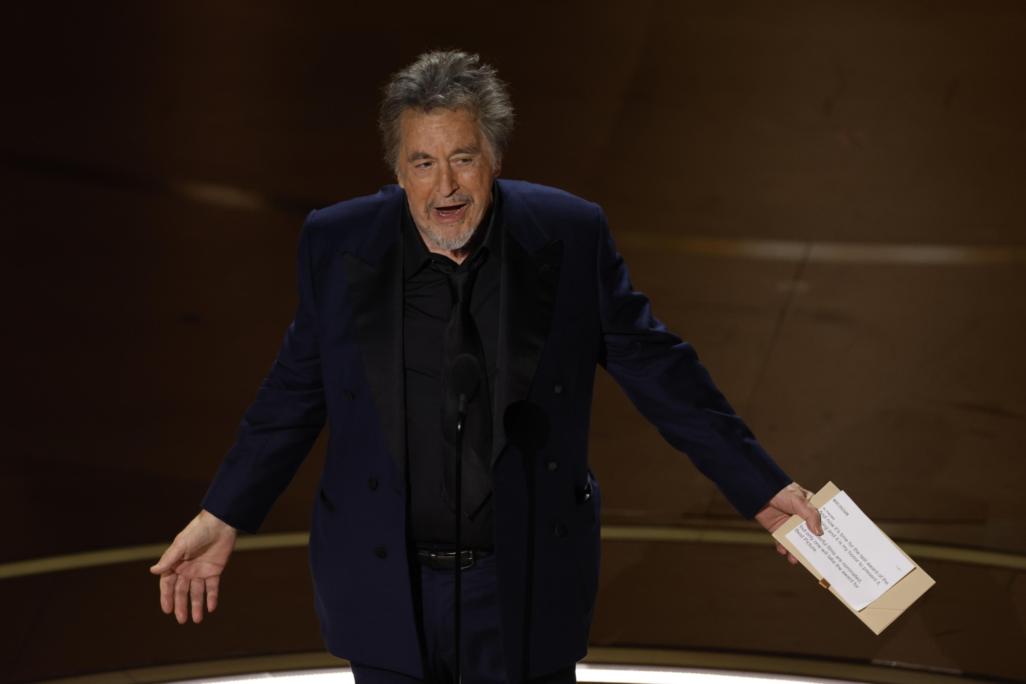 Al Pacino, antes de entregar el Oscar a Mejor película a 'Oppenheimer'