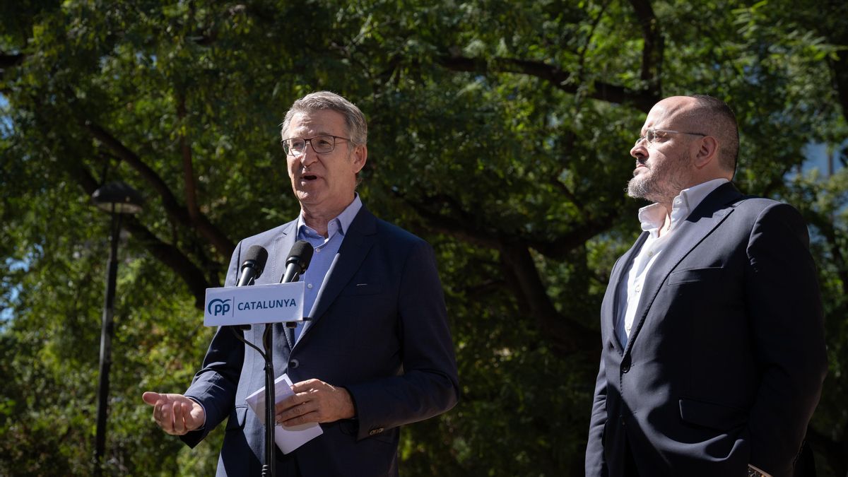 El presidente del Partido Popular, Alberto Núñez Feijóo, acompañado por el líder del PP catalán, Alejandro Fernández, en septiembre en Barcelona