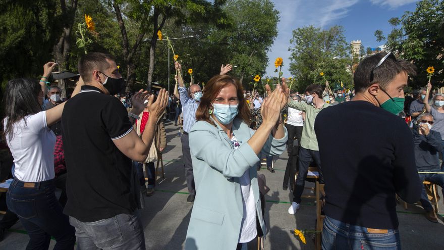 La candidata de Más Madrid a la Presidencia de la Comunidad de Madrid, Mónica García aplaude durante un acto de cierre de campaña del partido, en la Cuesta de Moyano