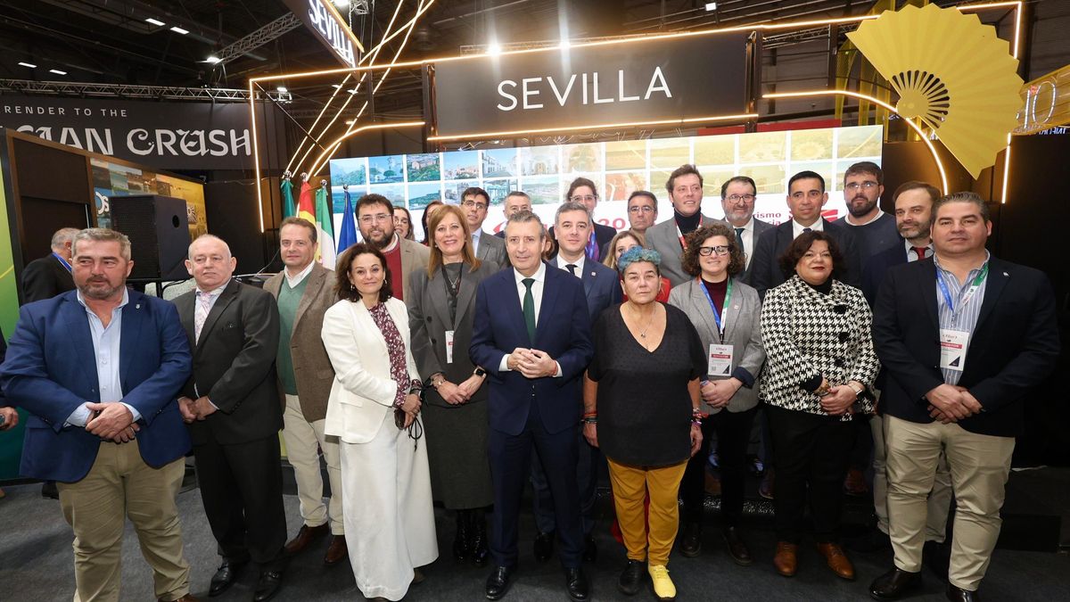 Foto de familia del presidente de la Diputación con alcaldes y alcaldesas de la provincia, en el stand de Sevilla en Fitur.