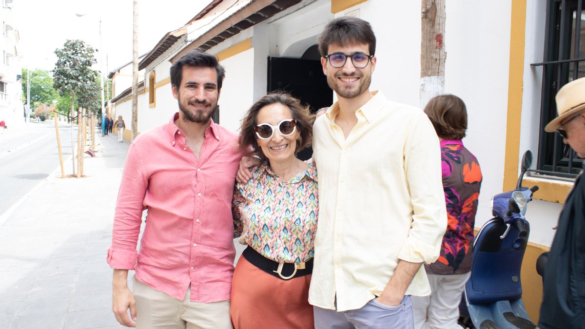 Ana, junto a sus dos hijos Marco y Javier, a la salida del Círculo de Labradores, en el barrio de Los Remedios, tras votar en las elecciones autonómicas de Andalucía.
