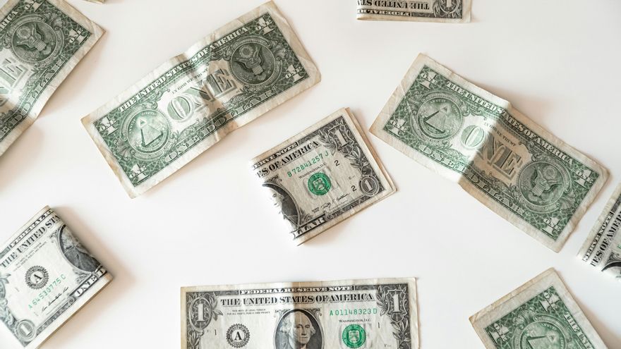 El Banco Central ofrece a los bancos recibir billetes de dólar en mal estado, sucios o rotos