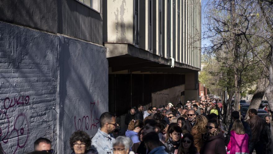 Numerosas personas se congregan a las puertas del Polideportivo Magariños, donde se celebra el acto 'Empieza todo', de Sumar.