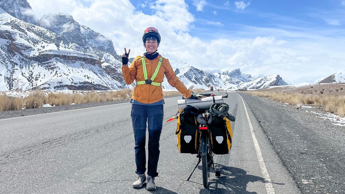 Sara en la carretera del Pamir, en Kirguistán.