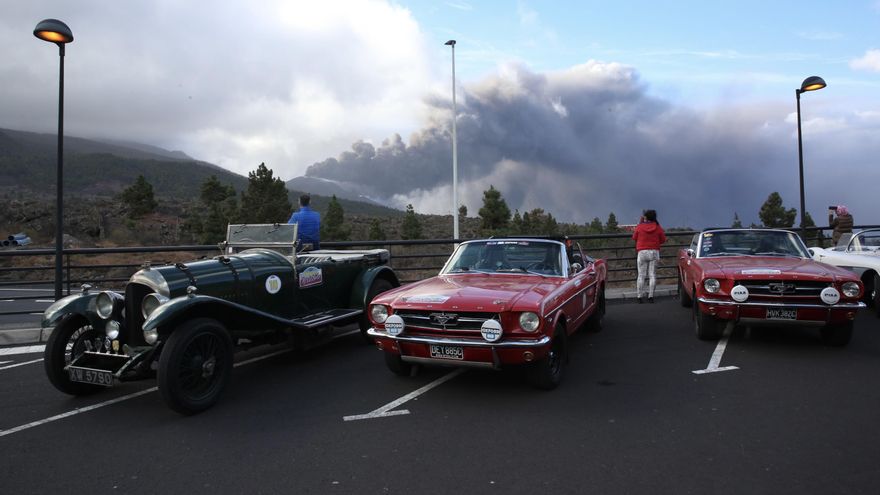 Ruta de coches antiguos para ver el volcán de La Palma. (ALEJANDRO RAMOS)