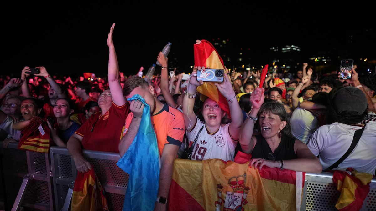 Aficionadas de la Selección celebran la victoria en la final del Mundial en Barcelona.