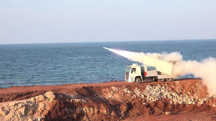 Un camión iraní lanza un misil cerca del Golfo