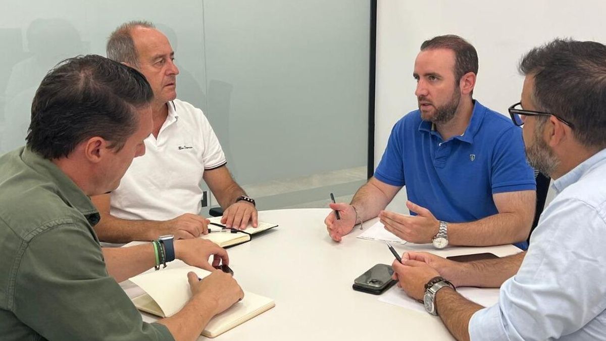 David Delgado, delegado de Hábitat Urbano, acompañado de los directivos del Club Deportivo Alcalá y técnicos municipales para coordinar los trabajos