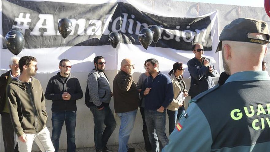 El alcalde de Roquetas (Almería) declara por el caso La Fabriquilla y es increpado junto al juzgado