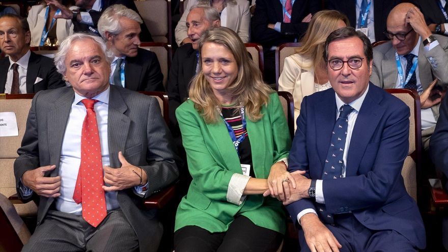 El vicepresidente primero de CEOE, Miguel Garrido, la vicepresidenta de CEOE, Ángela de Miguel Sanz, y el presidente de la CEOE, Antonio Garamendi, durante la celebración de la Asamblea General Electoral 2026 de la CEOE, a 1 de octubre de 2026, en Madrid (España).