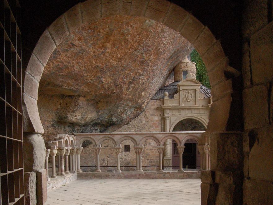 Perfiles mozárabes en San Juan de la Peña.