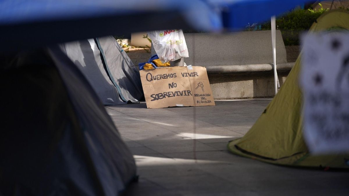 Cartel en la acampada de las Setas en Sevilla.