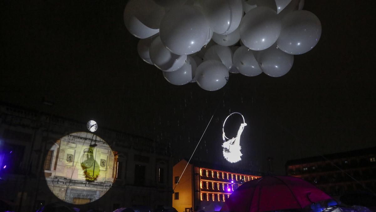 Espectáculo aéreo en la plaza de la Corredera