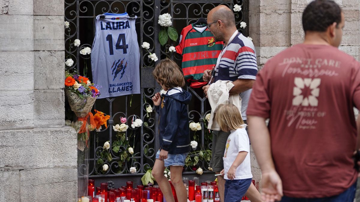 Compañeros, vecinos y amigos de Laura Cruz y sus hijos han colocado flores, velas y camisetas a la entrada de la casa consistorial de Llanes en memoria de la guardia civil asesinada.