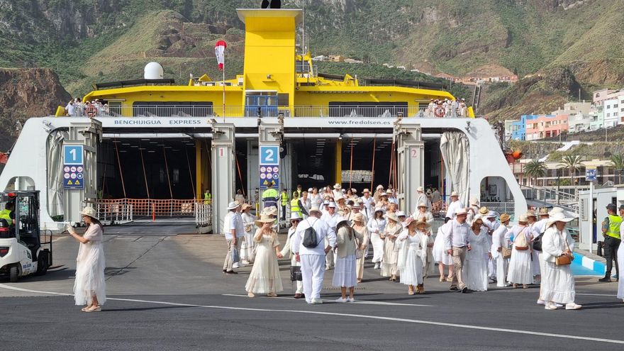 Desembarco de 'indianos' e 'indianas' del Benchijigua Express  de Fred. Olsen en el puerto de Santa Cruz de La Palma