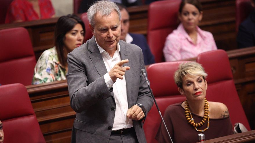 PSOE y NC-BC piden a la Mesa del Parlamento que suspenda la tramitación del presupuesto de Canarias