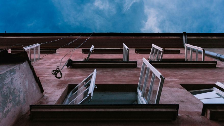 Ni ambientadores ni velas: los tres trucos para que tu casa huela bien que usan los limpiadores profesionales