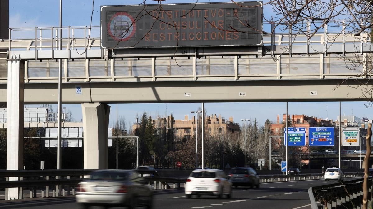 Varios vehículos circulan por la M-30 en 2022