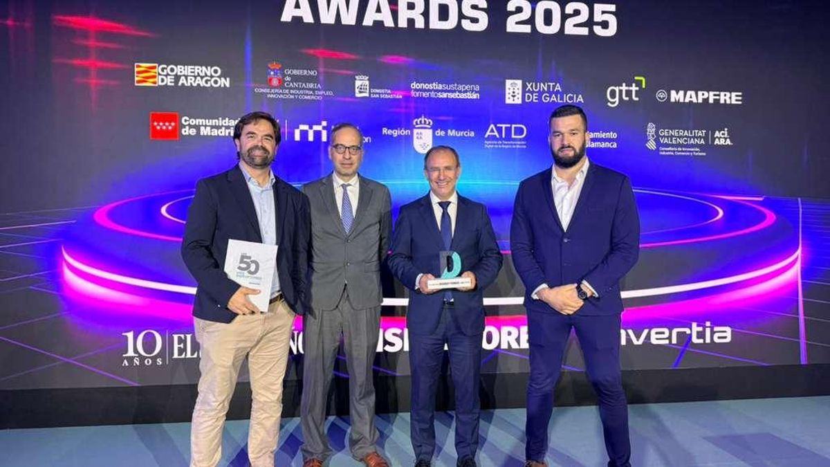 Acto de entrega  al Cabildo de La Palma de premio a mejor iniciativa de innovación pública en los ‘Disruptores Innovation Awards 2025’.