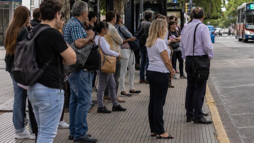 La inflación bajó a 2,6%, pero los precios que más pesan sobre los trabajadores volvieron a subir por encima del promedio