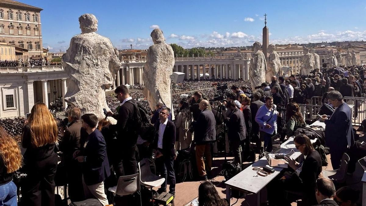 Periodistas de todo el mundo siguen el funeral del Papa