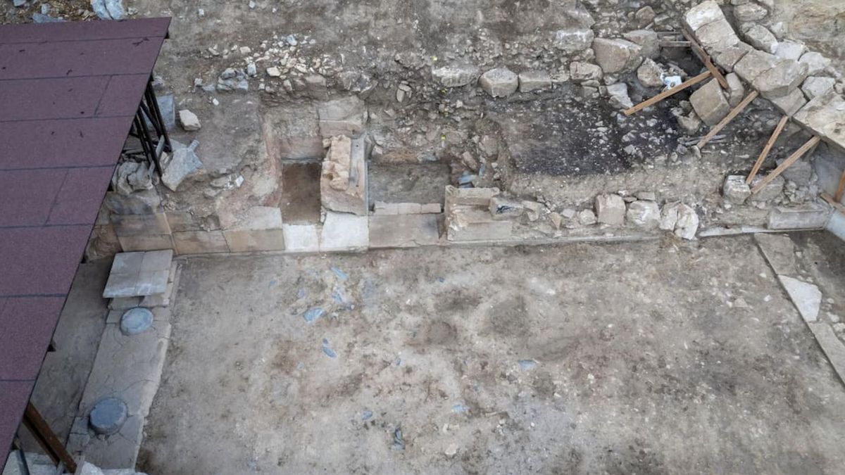 El análisis de la estructura, realizado con la colaboración del doctor Charalambos Fasoulas, confirmó que la pared inclinada actuaba como refuerzo del terreno