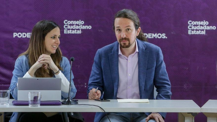 La ministra de Derechos Sociales y candidata a la Secretaría General de Podemos, Ione Belarra, junto a Pablo Iglesias en una reunión del CCE.