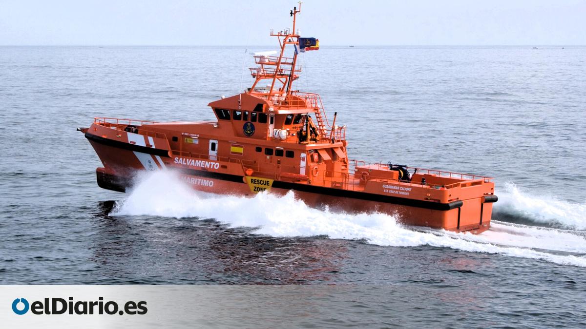 Salvamento Marítimo rescata a 77 personas, entre ellas 3 menores, de una patera en aguas cercanas a Lanzarote