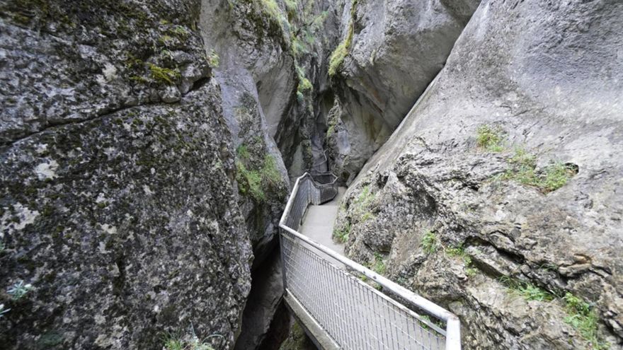 El parque natural de Burgos que esconde el sabinar mejor conservado del mundo entre pasarelas y desfiladeros impresionantes