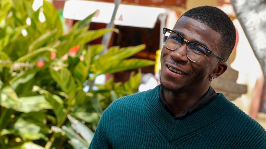 El joven estudia para ser maestro de Primaria