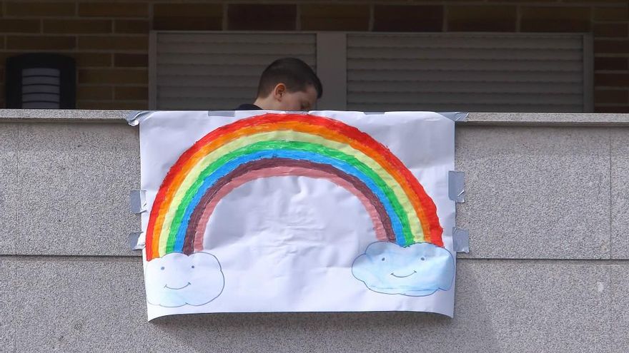 César Sánchez / ICAL . Un niño en el balcón de su casa durante el confinamiento por la pandemia de coronavirus