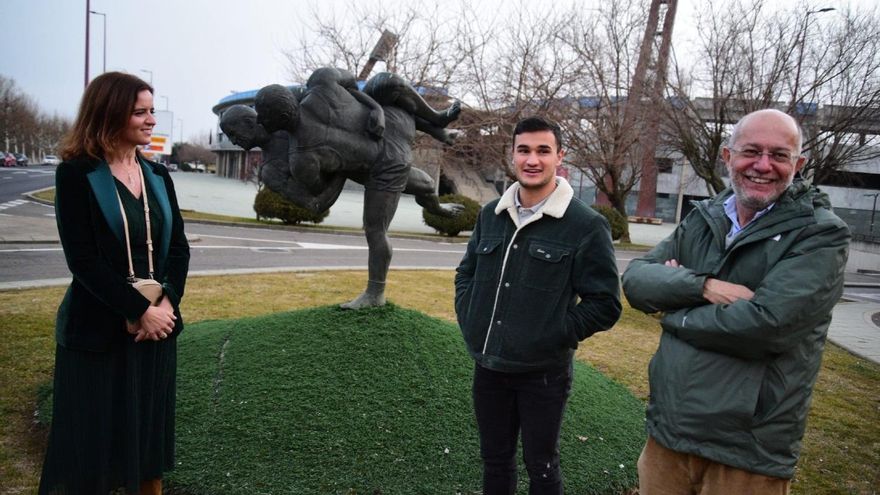 Ana Carlota Amigo, Adrián Rodríguez y Francisco Igea en el monumento a la lucha leonesa.