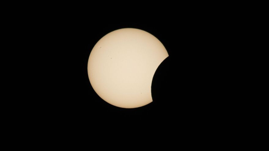 El eclipse de agosto, en directo: ya es parcial en España y la Luna empieza a tapar el Sol