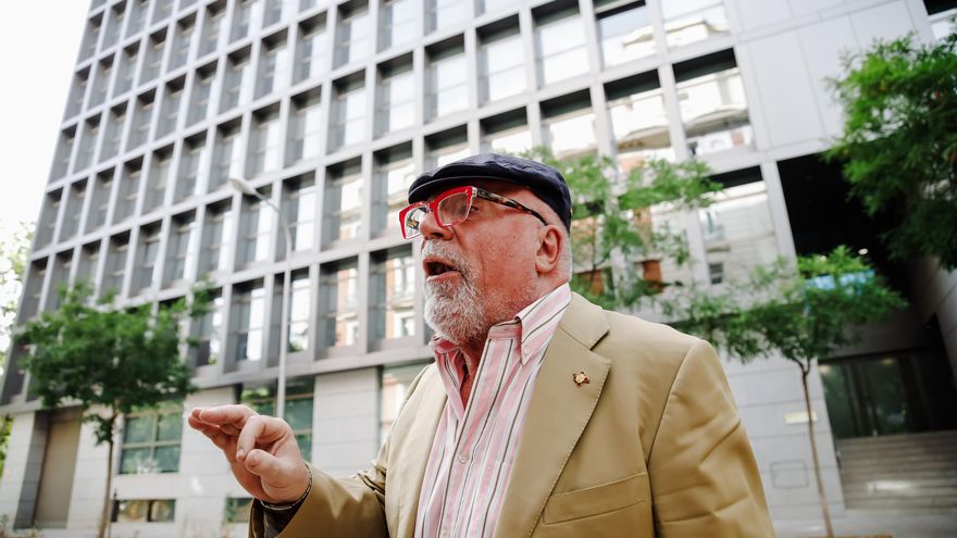 El comisario jubilado José Manuel Villarejo sale de declarar en la Audiencia Nacional, a 14 de junio de 2022, en Madrid (España). Villarejo vuelve a sentarse en el banquillo de los acusados por la investigación del contenido de unas microcintas que le incautaron en 2017 que albergan información sobre los años 70, 80 y 90 y sobre las que él había pedido declarar. Según ha expuesto en declaraciones anteriores, leer más pertenecientes al 'caso Tándem', estos dispositivos contienen información sobre el golpe de Estado del 23-F, los GAL o ETA.