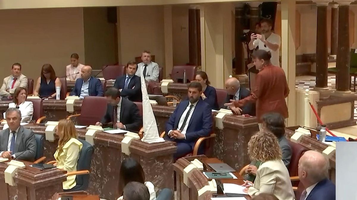 La diputada María Marín ha interrumpido la sesión de este miércoles para dejar sobre la mesa de Antelo un cucurucho del Ku Klux Klan