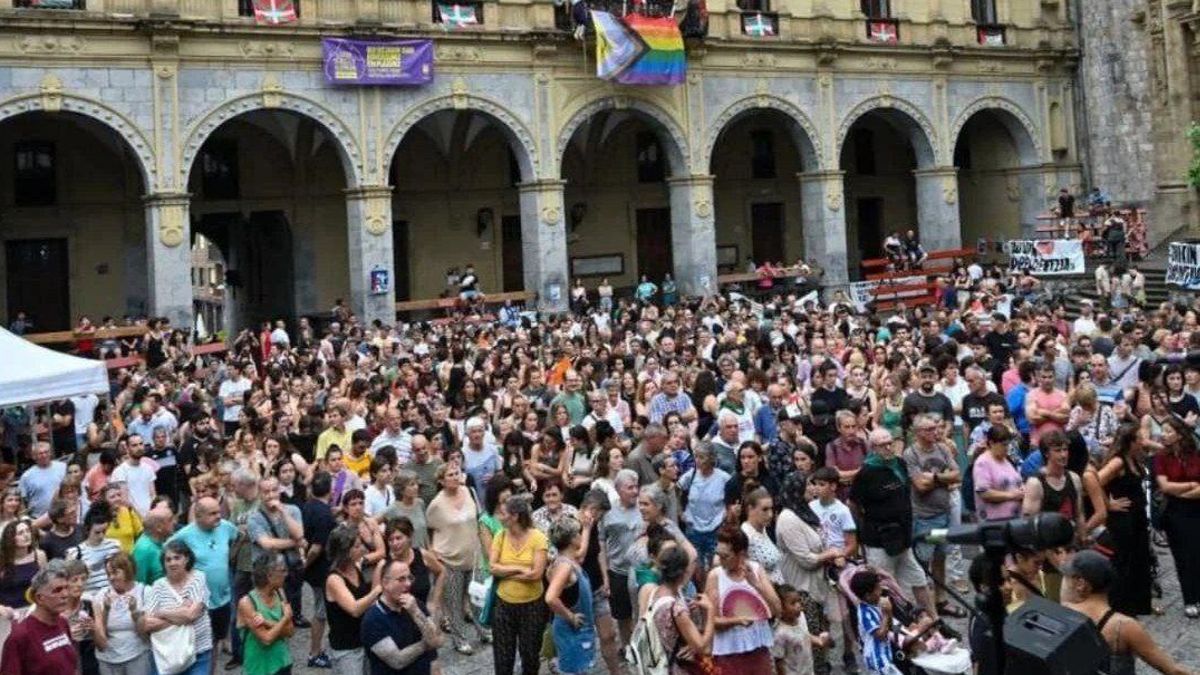 Concentración en Hernani contra los ataques racistas de la noche de San Juan