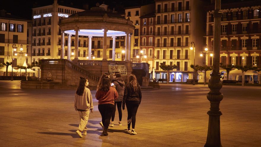 Unas jovenes paseando en la Plaza del Castillo alrededor de la media noche el mismo día que Tribunal Superior de Justicia de Navarra (TSJN) ha denegado el toque de queda nocturno decretado por el Gobierno de Navarra, a 12 de mayo de 2021, en Pamplona, Nav