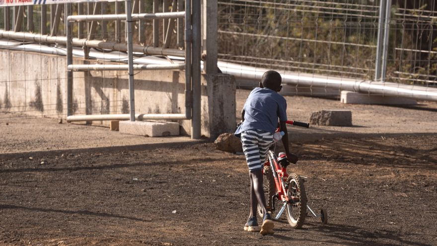 Un migrante en el Centro de Acogida Temporal de Extranjeros (CATE) de San Andrés en el Hierro, Canarias (España).-
