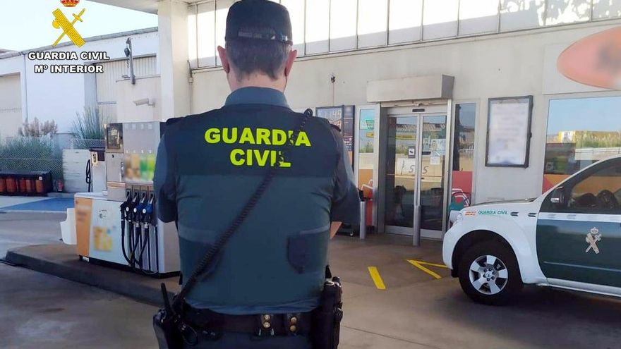 Un guardia Civil frente a una gasolinera.