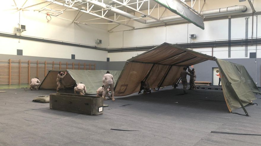 Las tiendas que está montando el Ejército para realizar cribados masivos entre la comunidad de la Universidad de León.