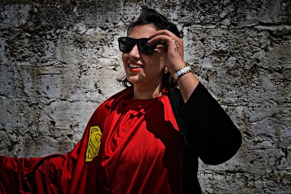 Zena de 27 años trabaja como gerente del Programa de las Naciones Unidas para el Desarrollo. “El mundo me ve como la hija de un refugiado, la esposa de un encarcelado y la madre de un niño muerto, pero también soy una mujer y existo.” Fotografía: Ovidiu Tataru.