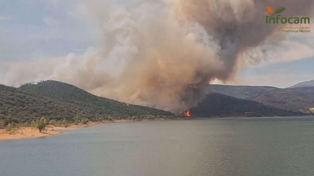 Quince municipios evacuados y uno confinado por el incendio de La Mierla, en Guadalajara que avanza quemando miles de hectáreas