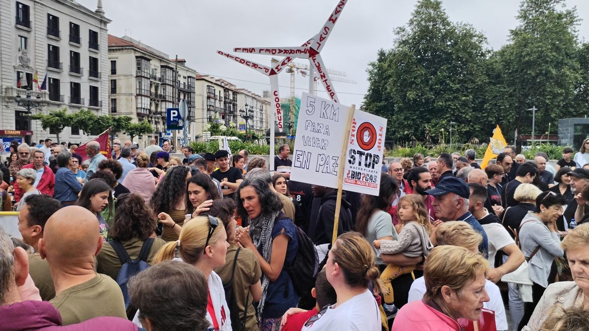 Concentración en Santander contra proyectos eólicos en la Comunidad.