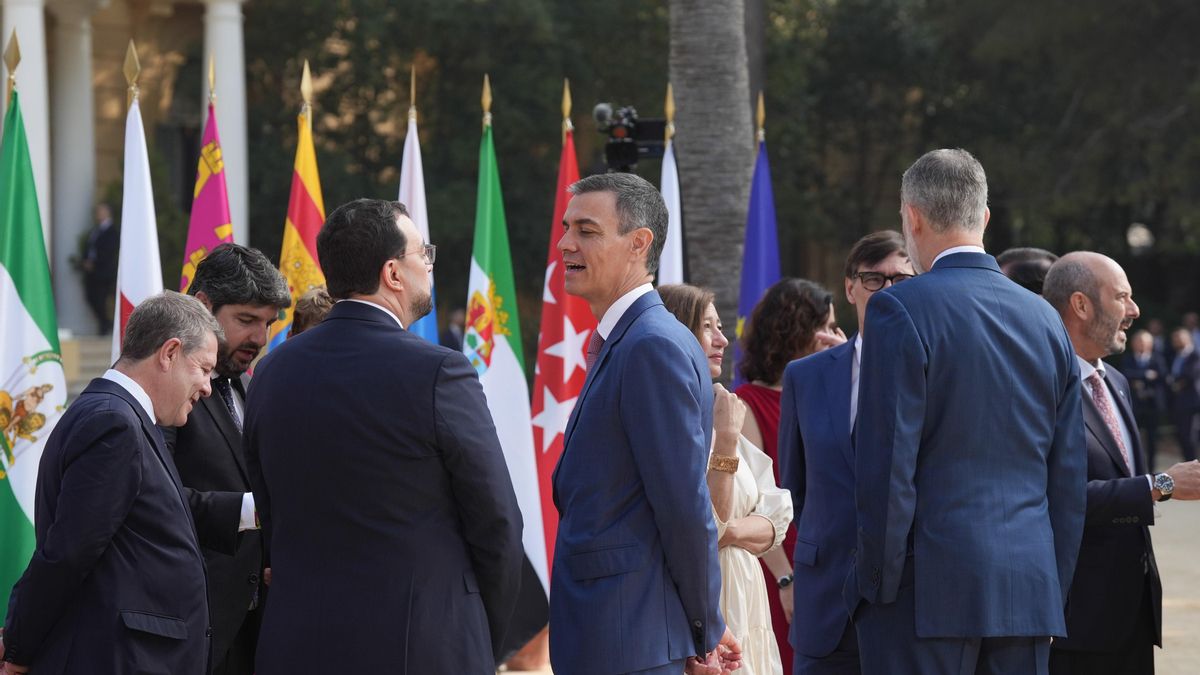 El presidente del Gobierno, Pedro Sánchez (c), tras la foto de familia en la XXVIII Conferencia de Presidentes, en Palau de Pedralbes de Barcelona, a 6 de junio de 2025, en Barcelona, Catalunya (España).