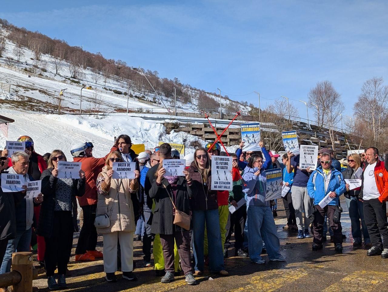 Protesta ciudadana en la estación de esquí de Leitariegos.