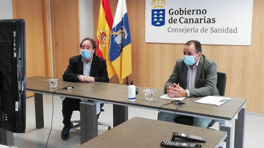 Blas Trujillo, consejero de Sanidad del Gobierno de Canarias (d),  y Amós García Rojas, jefe de sección de Epidemiología y Prevención de la Dirección General de Salud Pública.